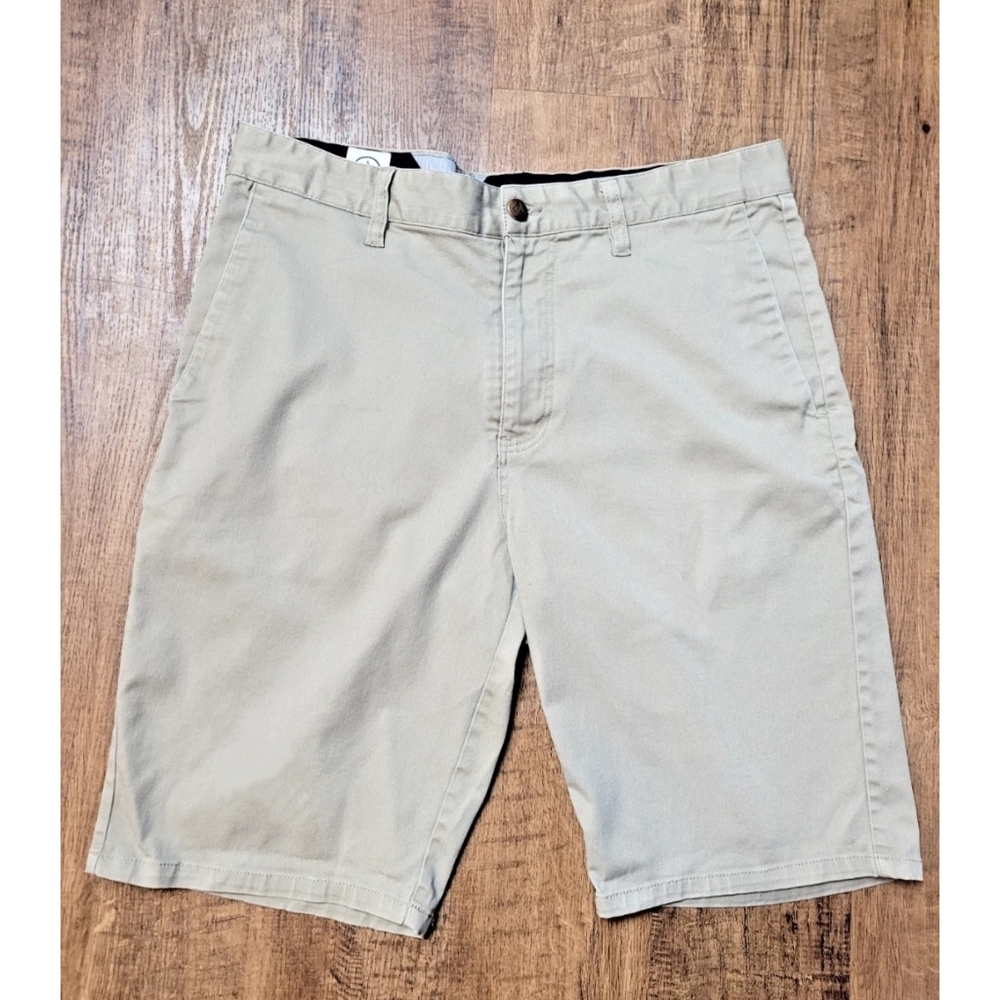 Volcom khaki shorts